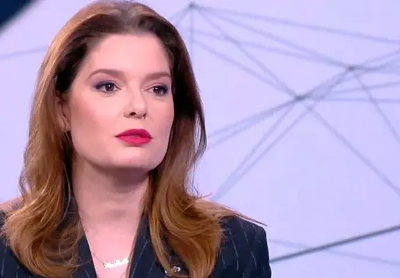 Унизително! Родители от училището на детето на Алекс Сърчаджиева я обиждали на лека жена