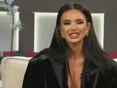 О, Боже! Какво се случва с лицето на Отварачката?