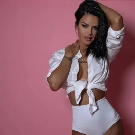 Закъса ли? Крисковица си разпродава носените партакеши