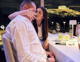 Анелия сияе до гаджето в Атина