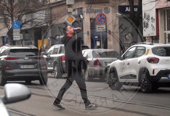 Батков младши пресича и пие