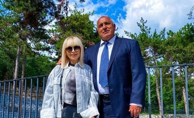 Лили Иванова се хвали с букет от Бойко