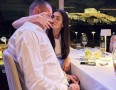 Анелия сияе до гаджето в Атина