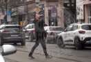 Батков младши пресича и пие