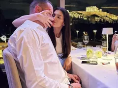 Анелия сияе до гаджето в Атина