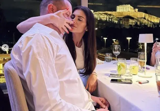 Анелия сияе до гаджето в Атина