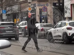 Батков младши пресича и пие
