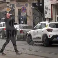 Батков младши пресича и пие