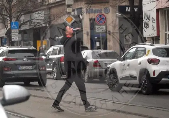 Батков младши пресича и пие