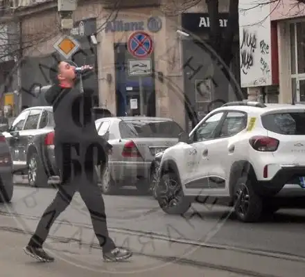 Батков младши пресича и пие