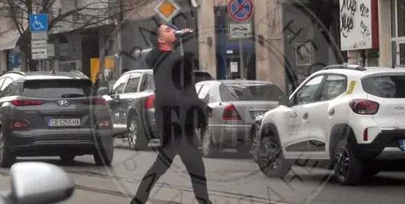 Батков младши пресича и пие