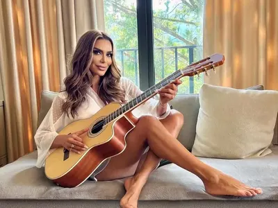 Бони представя секси песен