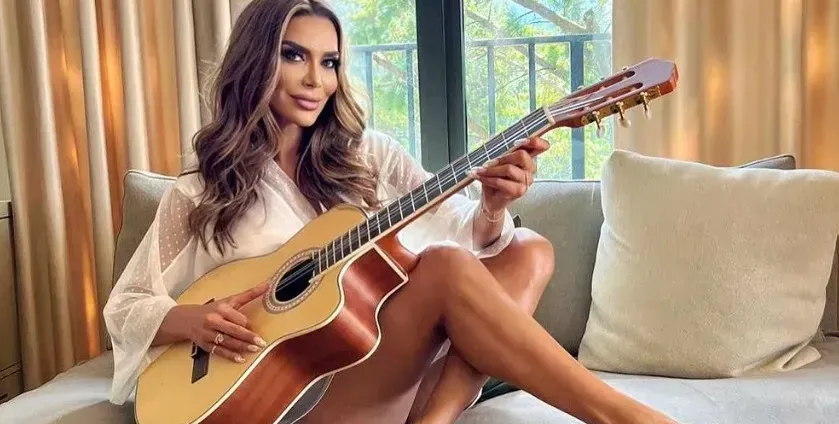 Бони представя секси песен