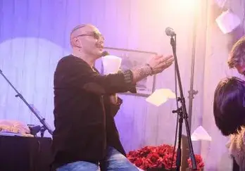 БРУТАЛНО: Зрители се съвкупляват на концерт на Иво Димчев за 200 лева (Снимки)