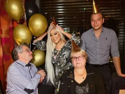 Да страда ли? Андреа сияе за ЧРД на майка си