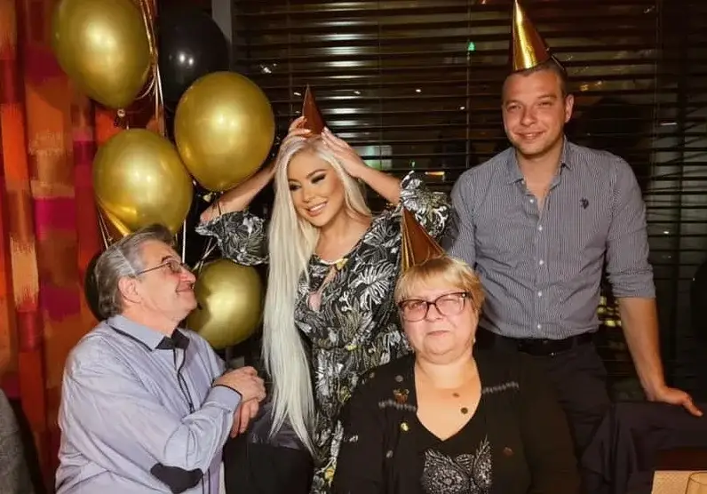 Да страда ли? Андреа сияе за ЧРД на майка си