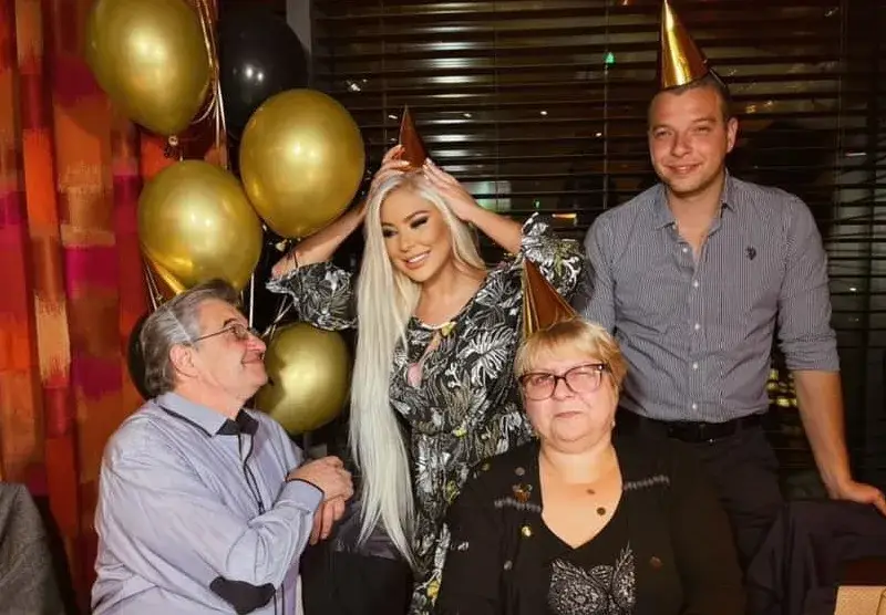 Да страда ли? Андреа сияе за ЧРД на майка си