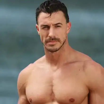 Ергенът напусна България