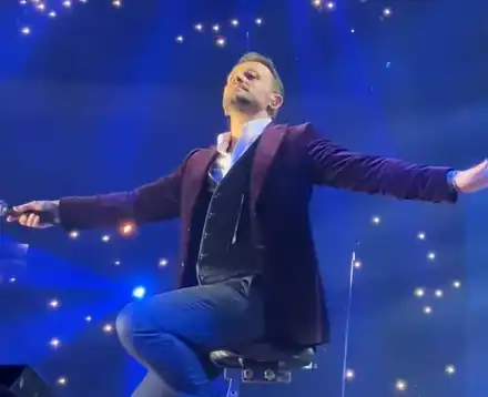 Фенка на Никос Вертис се метна на сцената при него