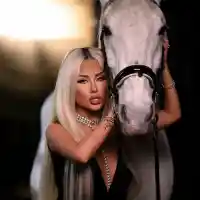 Гери-Никол връща мъжа си с песен