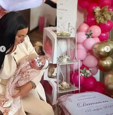 Жената на Джино в розово с погача