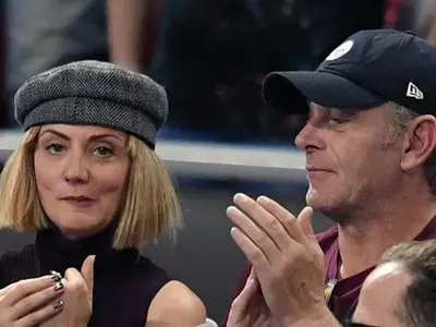 Жената на Вергов плътно до него