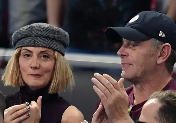 Жената на Вергов плътно до него