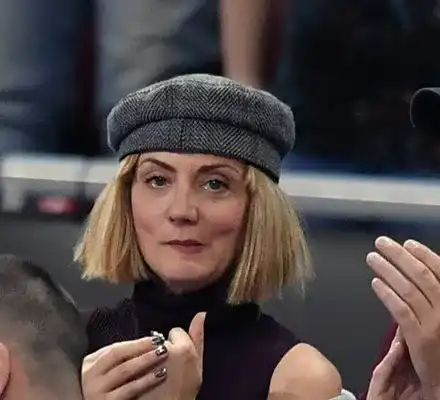 Жената на Вергов плътно до него