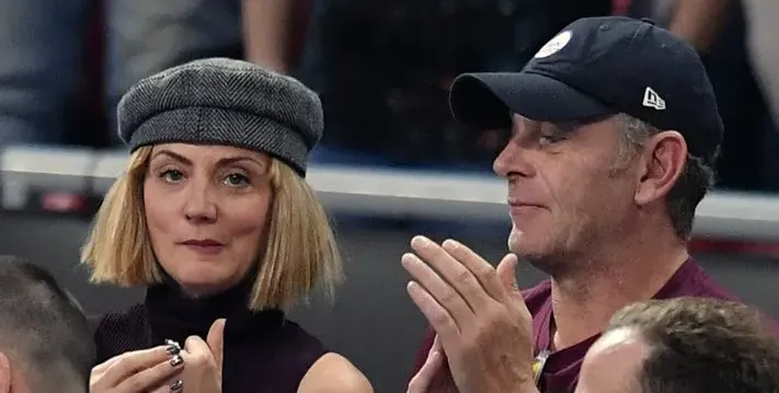 Жената на Вергов плътно до него