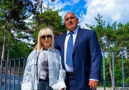 Лили Иванова се хвали с букет от Бойко