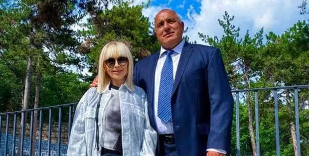 Лили Иванова се хвали с букет от Бойко