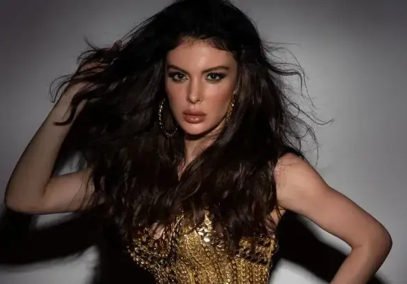 Марго Купър крие  истинското си име (Рускинята е участвала във „Фермер търси жена”, „Сървайвър” и „Мис България”)