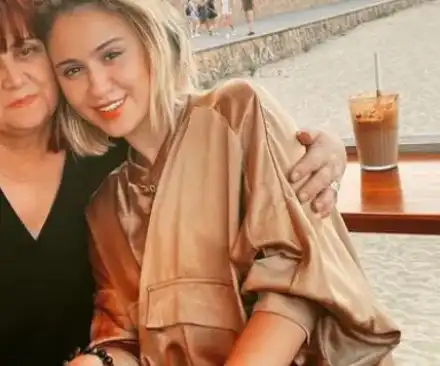 Мария Бакалова води майка си в Канада