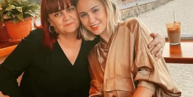 Мария Бакалова води майка си в Канада
