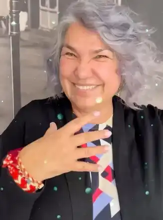 Марта Вачкова се боядиса сива