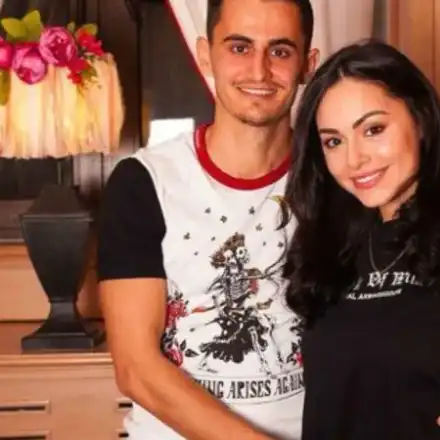 Миската Радост Тодорова меси баница в Кипър