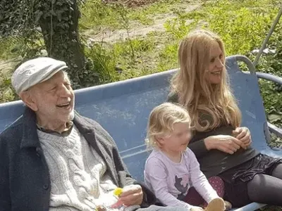 Младата булка на Ицко Финци закъса с очите