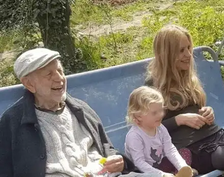 Младата булка на Ицко Финци закъса с очите