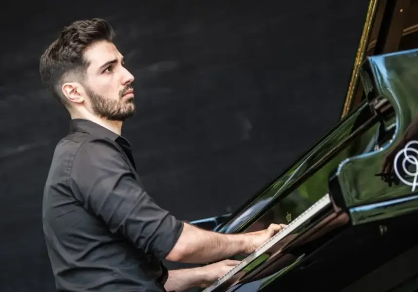 Музикант къща не храни: Ергенът Евгени смени пианото с бизнес