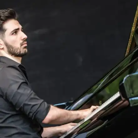 Музикант къща не храни: Ергенът Евгени смени пианото с бизнес