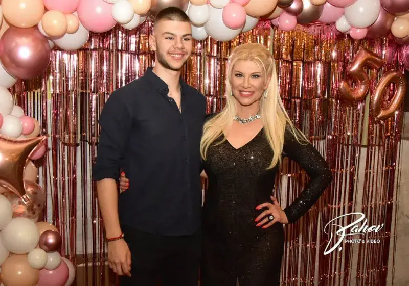 Нелина катастрофира с бял мерцедес