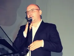 Ослепява ли? Шеф Манчев не се разделя с очилата!