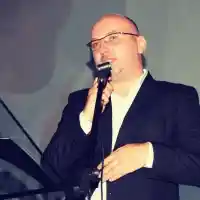 Ослепява ли? Шеф Манчев не се разделя с очилата!