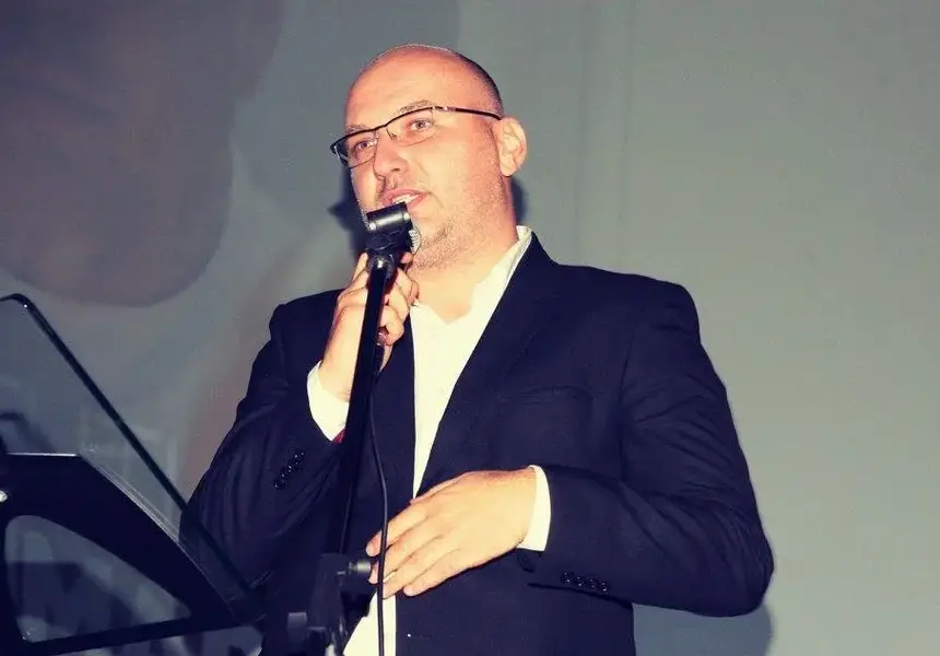 Ослепява ли? Шеф Манчев не се разделя с очилата!