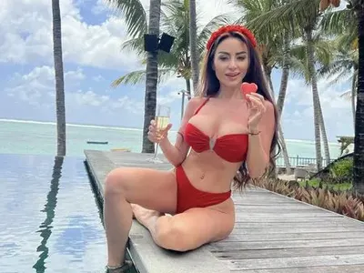 Повелителката на силиконките си показа бомбите (Горещи кадри)