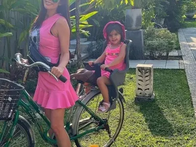 Преслава учи Паола да кара колело