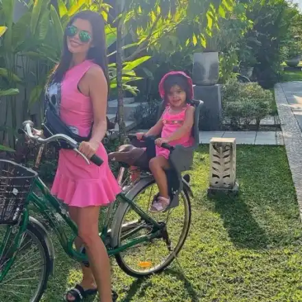 Преслава учи Паола да кара колело