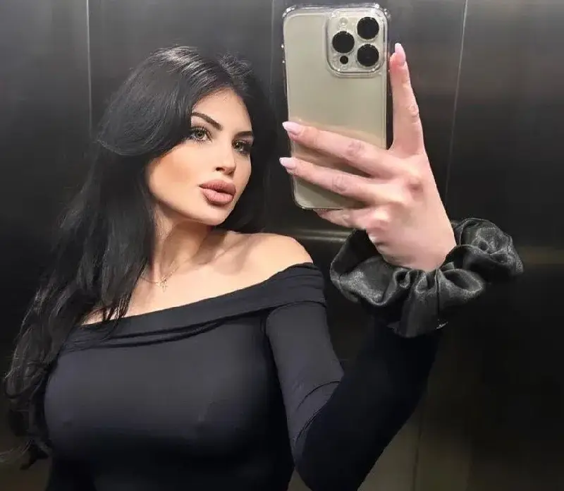 Тафкова се пусна по сутиен в центъра на Пловдив! (ФОТО САМО ТУК)