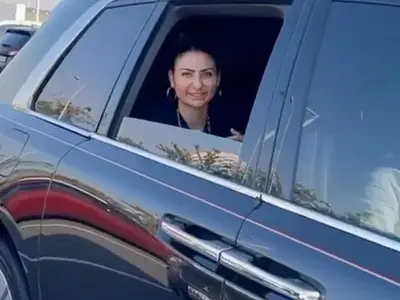 В Дубай: Софка обикаля с Ролс-Ройс (Личен шофьор и охрана се грижат за звездата)