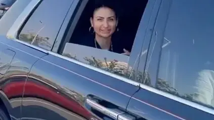 В Дубай: Софка обикаля с Ролс-Ройс (Личен шофьор и охрана се грижат за звездата)